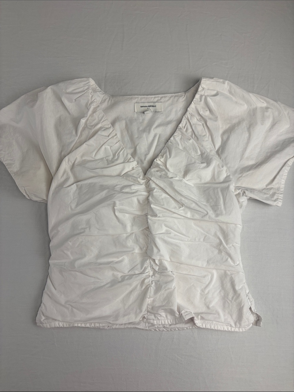 Banana Republic White Fitted Poplin Short Sleeve Top w/ Ruched V-Neck and Zipper
